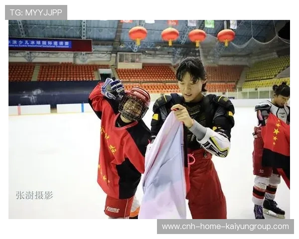 冰球国家队进行分组对抗，后卫线表现值得肯定